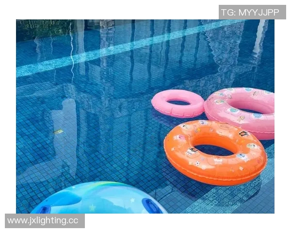 悠闲假日时光，室外泳池旁的清凉畅游与休闲体验